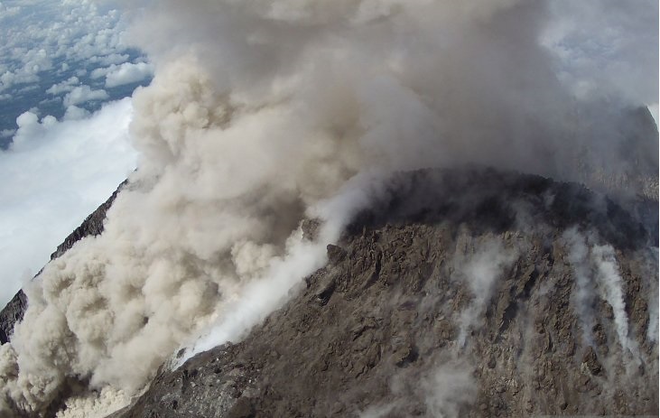 Luncuran awan panas dari puncak Gunung Merapi terekam CCTV di Sleman, DI Yogyakarta, Senin 11 Februari 2019. Balai Penyelidikan dan Pengembangan Teknologi Kebencanaan Geologi (BPPTKG) mencatat terjadi guguran awan panas Gunung Merapi pada Senin 11 Februari pukul 08.58 WIB dengan durasi 105 detik dan jarak luncur 400 meter ke arah kali Gendol, dengan status Gunung Merapi Waspada level II. (Foto: Antara/CCTV/BPPTKG)