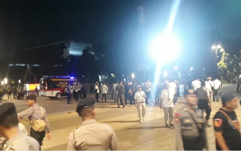   Lokasi dekat ledakan di Lapangan Parkir Timur Senayan, Jakarta, Minggu malam. (Foto: Antara/Dyah Dwi)