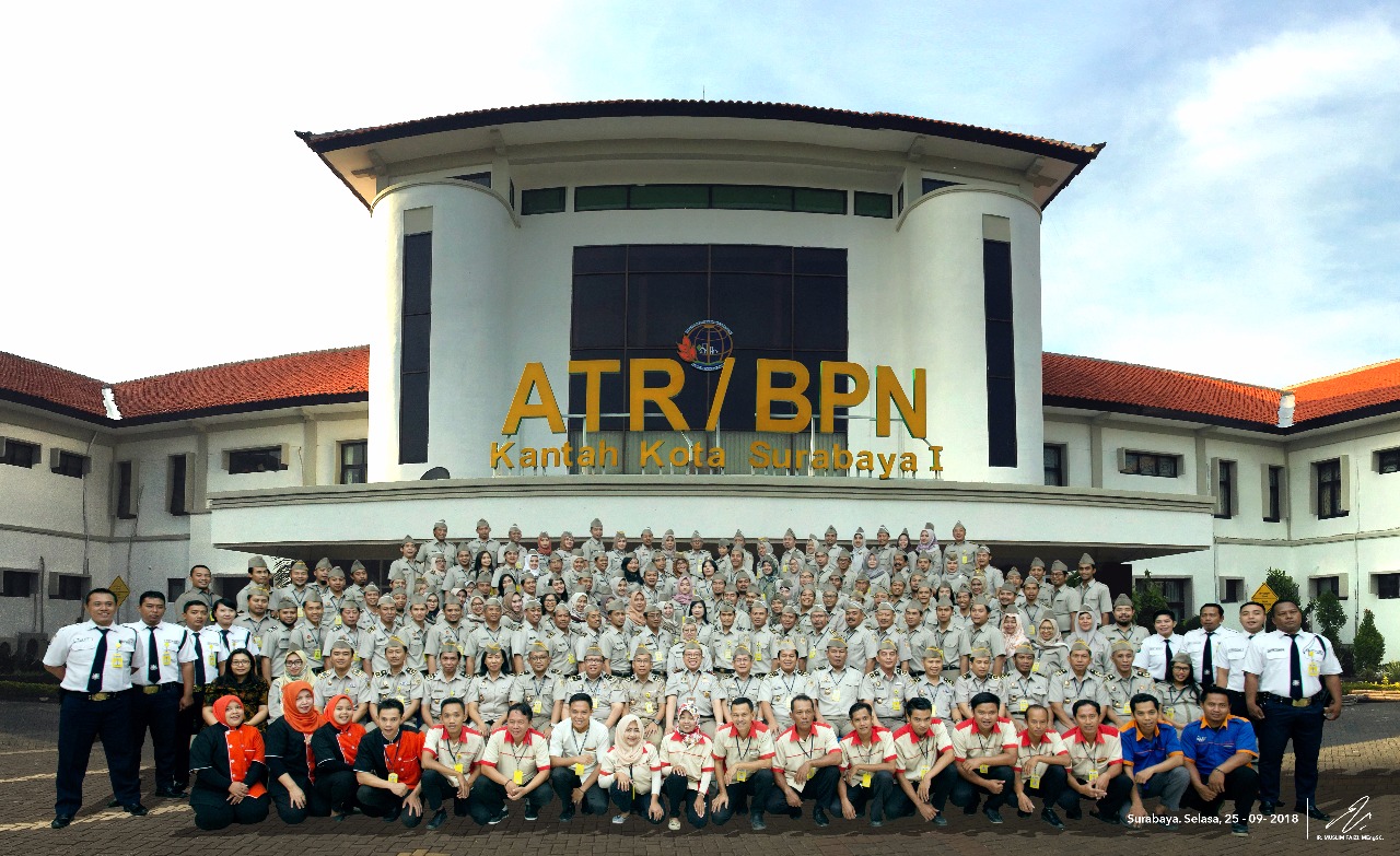 Jajaran pegawai Kantor Pertanahan Surabaya I mulai berfoto bersama di depan kantor. (Foto: Kantor Pertanahan Surabaya I)