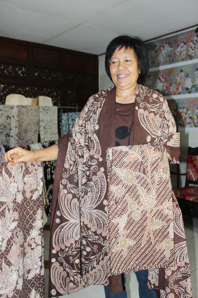 Bu Saji, kreator utama batik pewarna alam Batik Saji di Pacitan. (Foto:Widikamidi/ngopibareng.id)