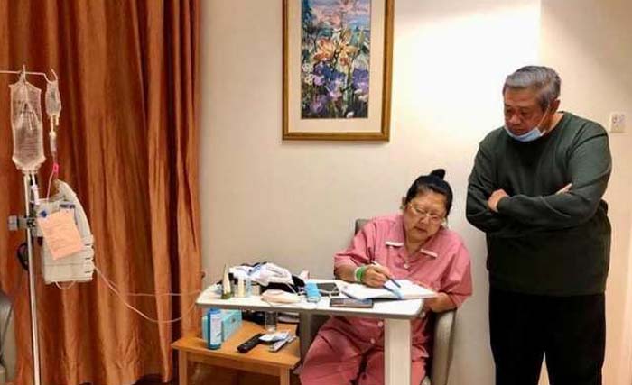 Ani Yudhoyono didampingi suaminya, SBY di National University Hospital Singapura. (Foto:Terkini.ID) 