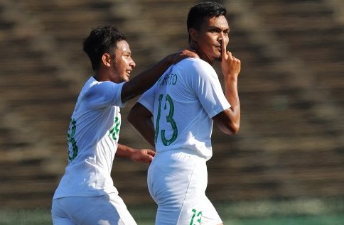 Pemain Timnas U-22 Rachmat Irianto (kedua kiri) melakukan selebrasi setelah mencetak gol balasan ke gawang Myanmar dalam pertandingan penyisihan Grub B Piala AFF U-22 di Stadion Nasional Olimpiade Phnom Penh, Kamboja, Senin, 8 Februari 2019. (Foto: Antara)