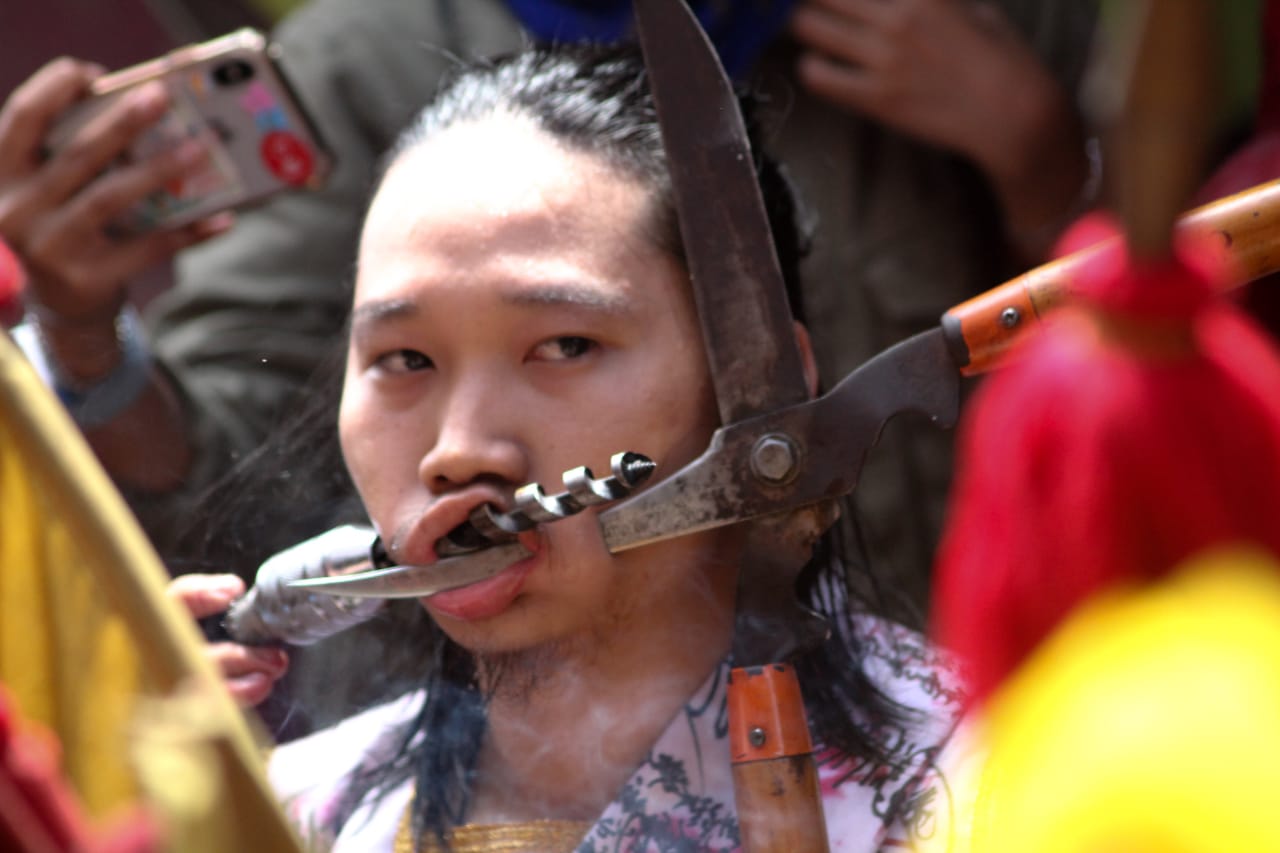 Ngeri-ngeri sedap, sepertinya tanpa rasa sakit. Itulah fenomena ritual di Singkawang. (Foto:Istimewa for ngopibareng.id)