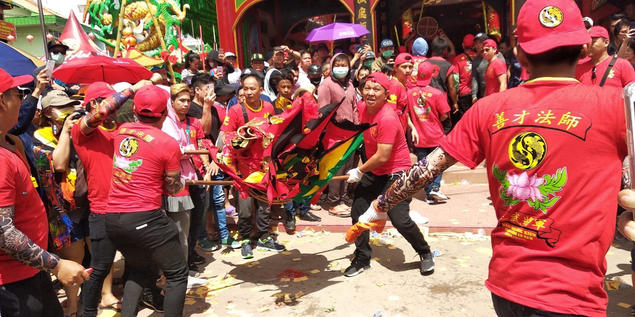 Semua atraksi di ritual buka jalan itu selalu disambut ribuan wisatawan. (Foto:Istimewa for ngopibareng.id)