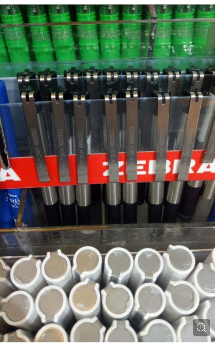 Pulpen itu bermerek Zebra F-301 Compact. 