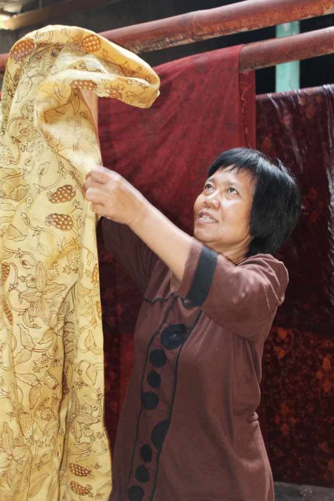Bu Saji turun tangan sendiri untuk memastikan kualitas produksi. (Foto:Widikamidi/ngopibareng.id)