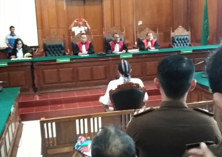 Ahmad Dhani saat menjalani sidang keempat di Ruang Cakra PN Surabaya, Selasa 19 Februari 2019. (Foto: Farid/ngopibareng.id) 