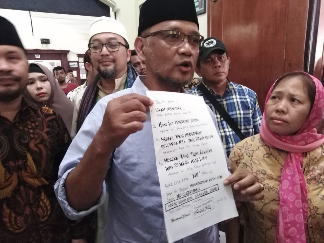 Pengasuh Pondok Pesantren Al Farros, Gus Irfan Yusuf, memperlihatkam surat ke kalangan awak media, Selasa, 19 Februari 2019, saat Dhani menjalani sidang keempatnya, di Pengadilan Negeri (PN) Surabaya. (Foto: Farid/ngopibareng.id) 