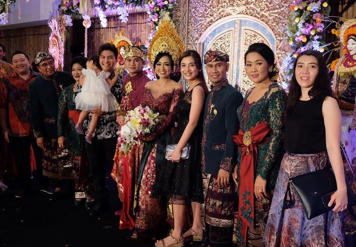 Pasangan Glen Alinskie dan Chelsea Olivia hadir sebagai tamu undangan di pernikahan anak Ajik Krisna.