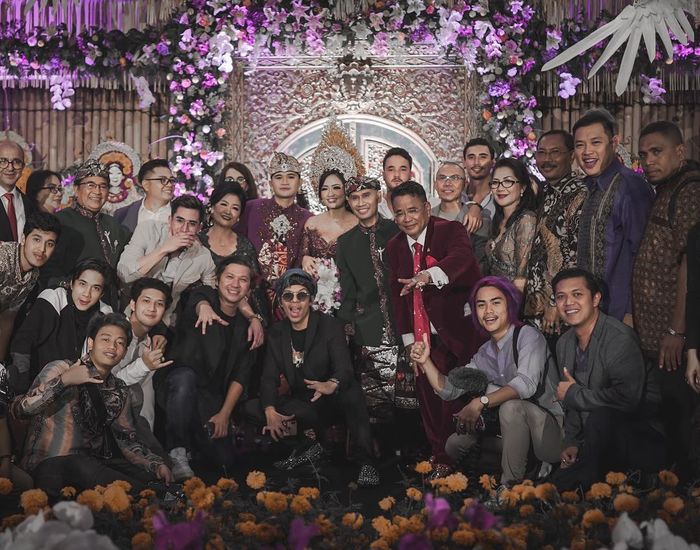 Hotman Paris, Gading Marten, Varrel Bramasta, dan Atta Halilintar hadir sebagai tamu resepsi pernikagan Berlin dan Annie.