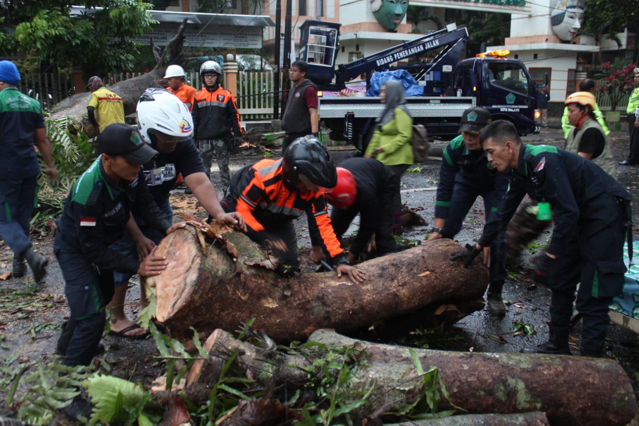 TRC BPBD, Dinas Perkim, dan warga bergotong royong membersihkan jalan (Foto:Istimewa)