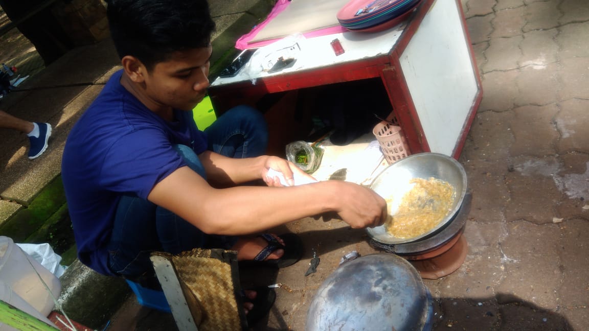 Seorang pedagang jajanan khas Betawi, kerak telor yang berhasil dij. (Foto: Asmanu/ngopibareng.id)