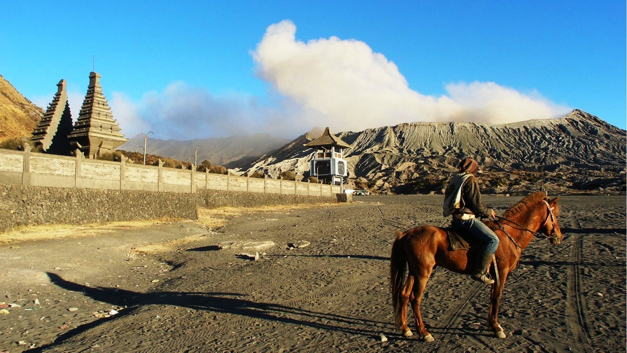 Wisatawan menunggang kuda di kawasan Lautan Pasir (kaldera) Bromo. (Foto: Ikhsan/ngopibareng.id)