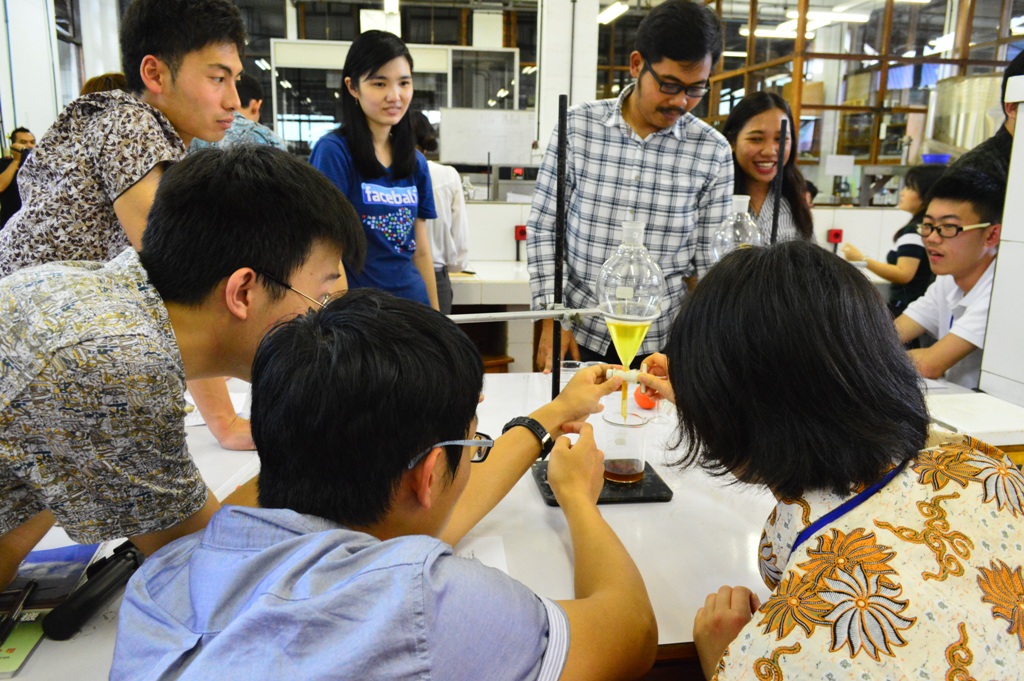 Mahasiswa UKWMS berserta mahasiswa Jepang dan Taiwan sedang mengolah limbah minyak goreng menjadi biodiesel. (foto:istimewah)