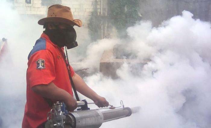 Petugas sedang memfogging salah satu kampung di kota Surabaya. (Foto:Baca)