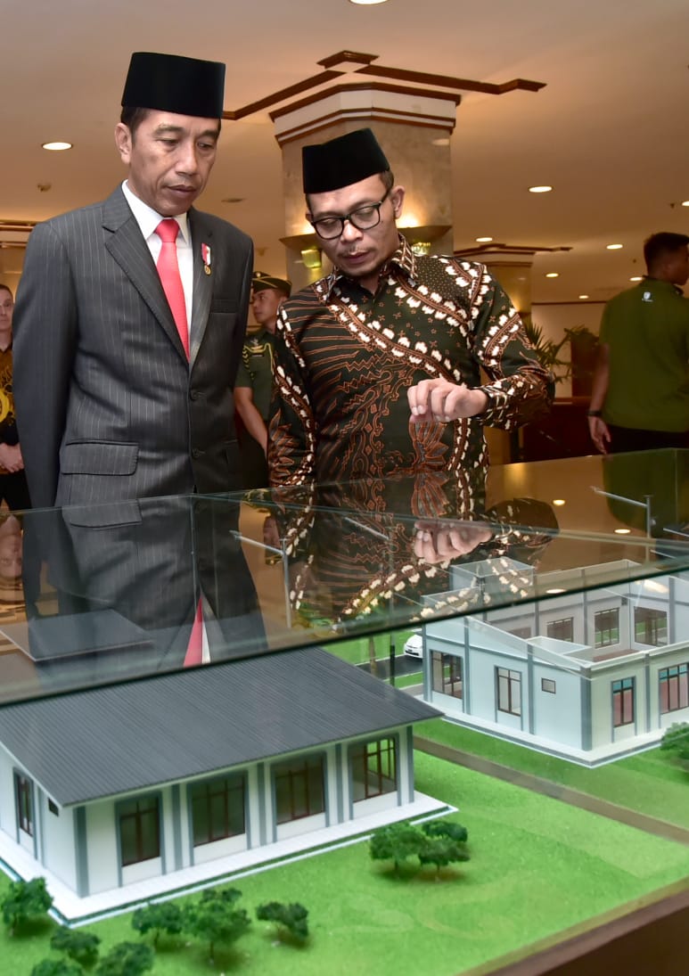 Presiden Joko Widodo bersama Menaker Hanif Dakhiri, setelah penandatangan kerja sama pembangunan BLK.(Foto: Biro Pers Setpres).