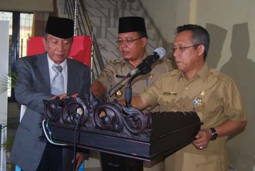 Menteri Sekretaris Negara era Presiden Abdurrahman Wahid, Bondan Gunawan (kiri) dalam suatu kegiatan. (Foto: dok ngopibareng.id)