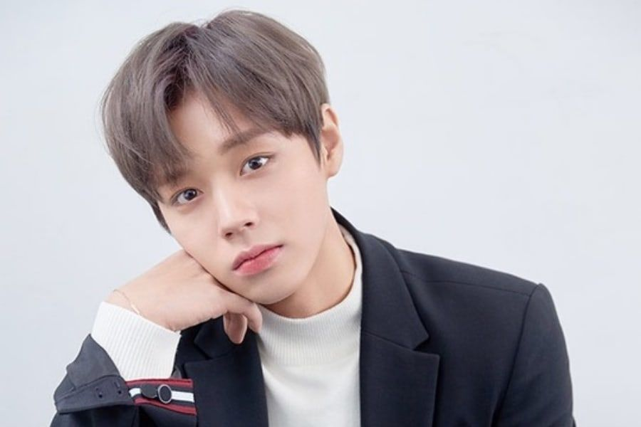 Park Jihoon, mantan member Wanna One, yang bubar pada Desember 2018 lalu.