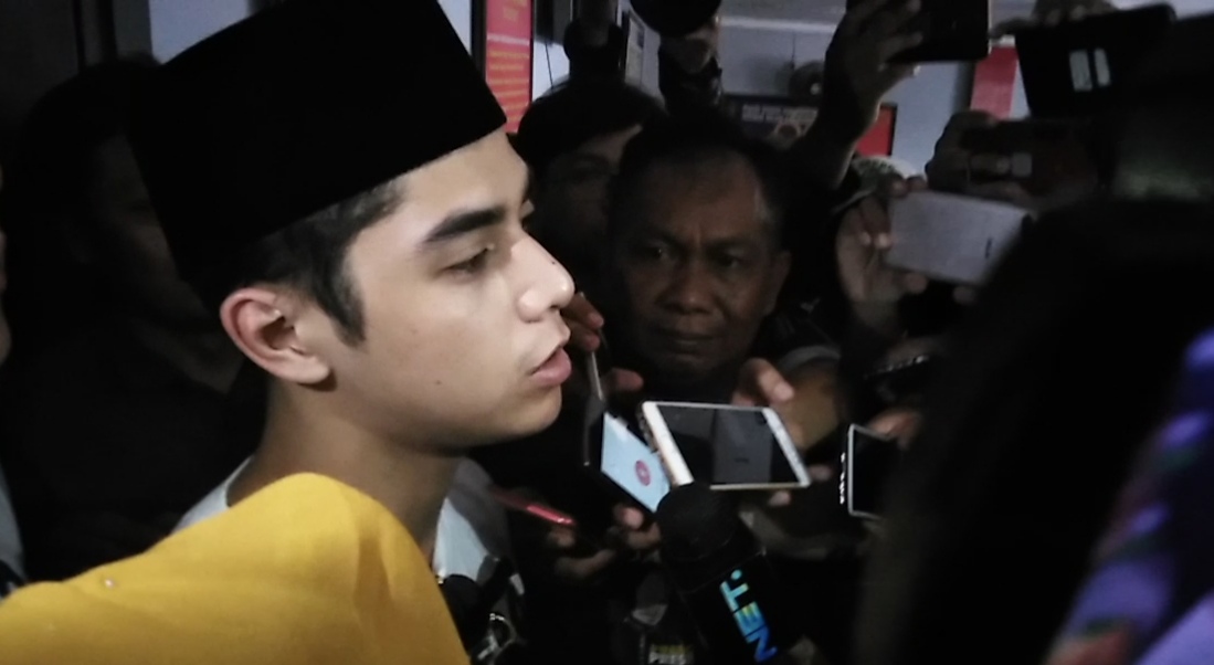 Al Ghazali usai menjenguk sang ayah, Ahmad Dhani di Rutan Klas 1 Surabaya, Medaeng, Sidoarjo, Kamis, 21 Februari 2019. (foto: farid/ngopibareng.id)