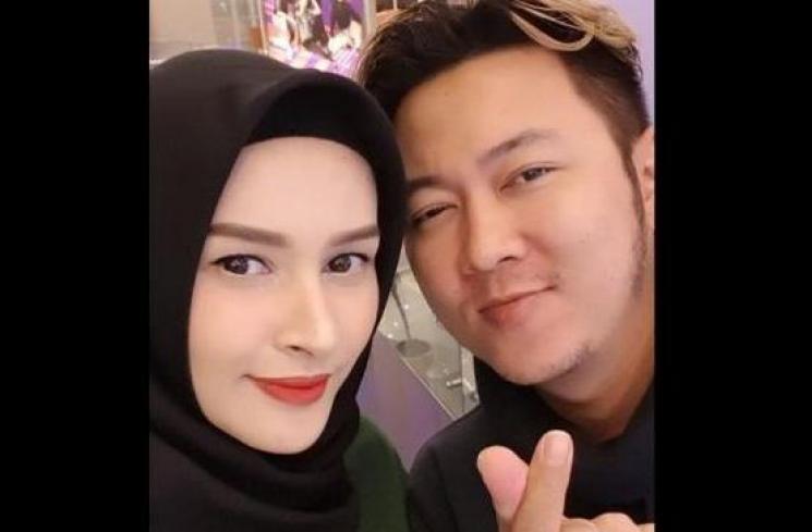 Richie Setiawan, vokalis band Five Minutes, bersama sang istri, Angel Qulbiah.