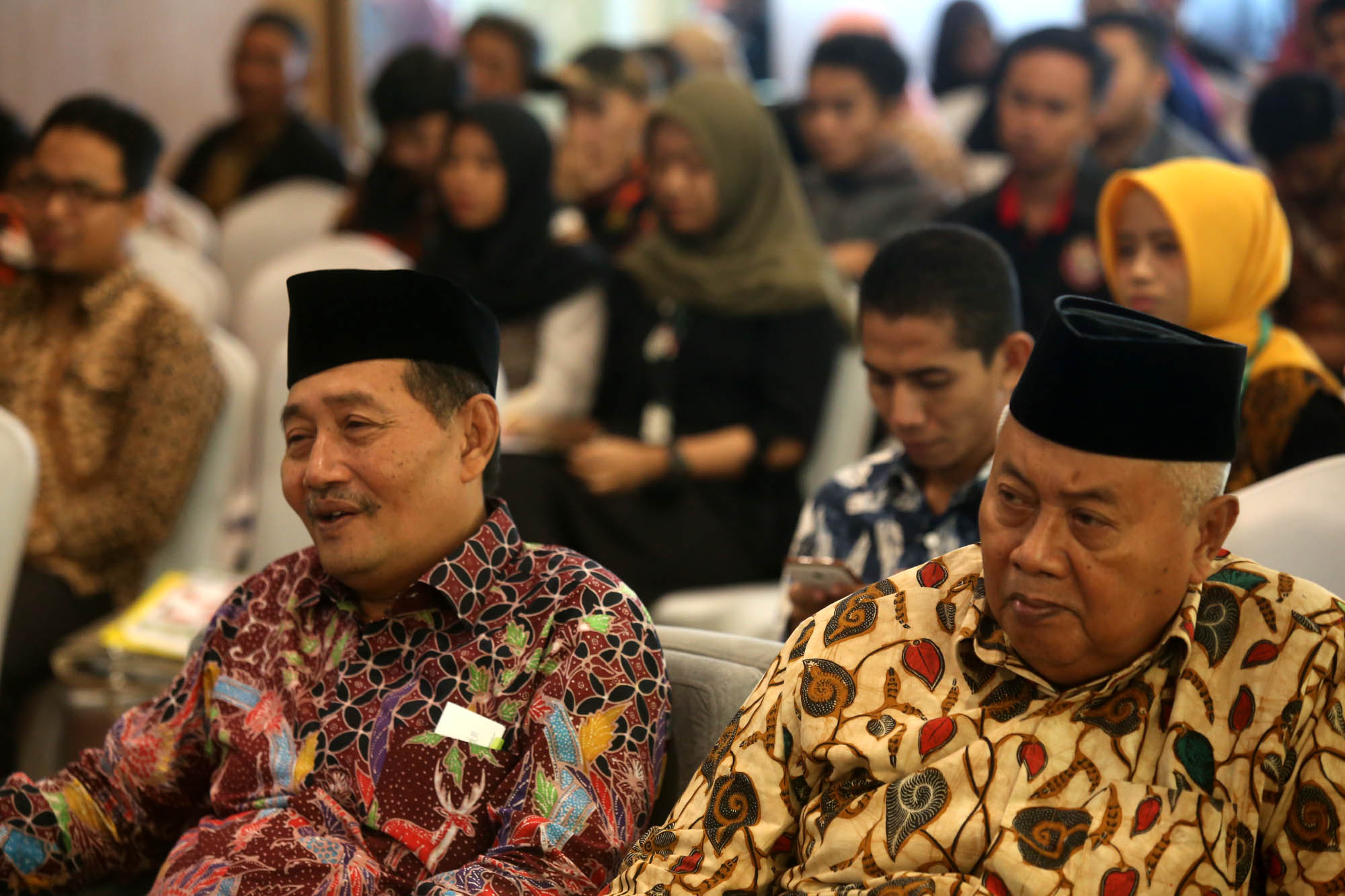 KH Roni Sya'roni, Direktur Spektra, Surabaya, bersama KH Abdul Madjid Fattah dari Lamongan, dalam seminar "Kemajuan Pembangunan dan Tantangannya" di Hotel Alana Surabaya, Kamis 21 Februari 2019. (Foto: riadi/ngopibareng.id)