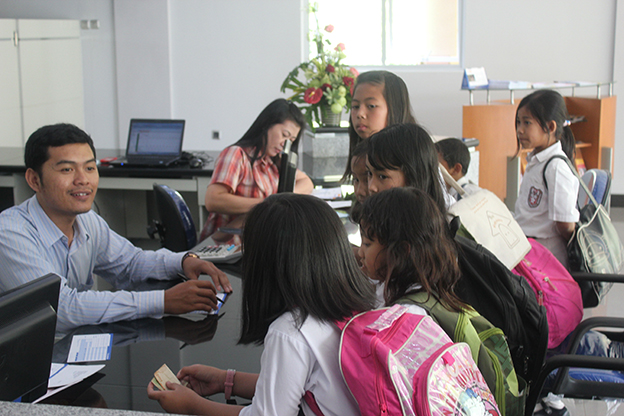 Pembelajaran penuh karakter, siswa sekolah diajarkan kesadaran menyimpan uang jajan dan menabungkan sendiri uangnya. (Foto:wWdikamidi/ngopibareng.id)