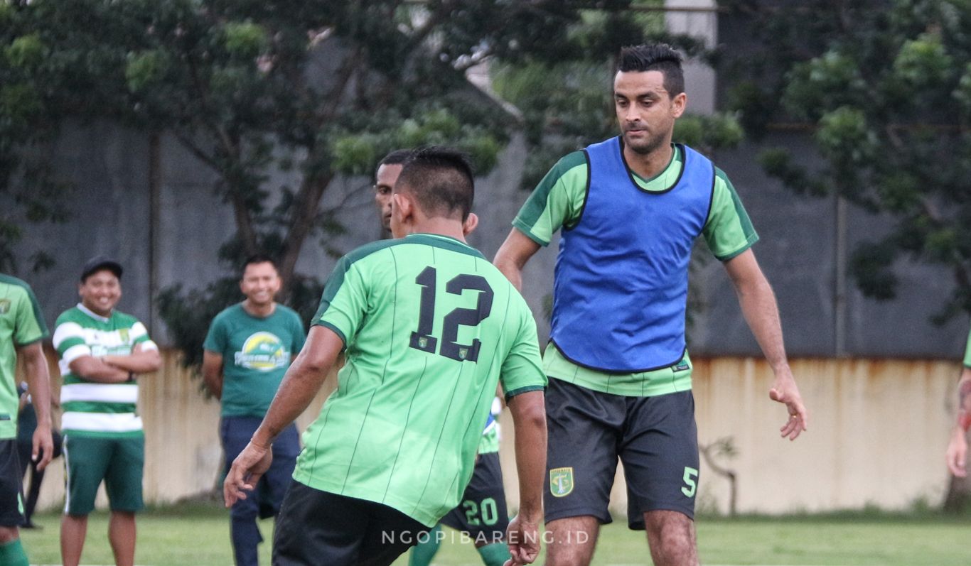 Bek Persebaya, Otavio Dutra. (foto: Haris/ngopibareng.id)