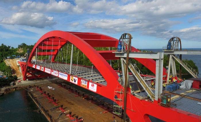 Pembangunan Jembatan Holtekam melintas di atas Teluk Youtefa, Jayapura. (Foto:JP)