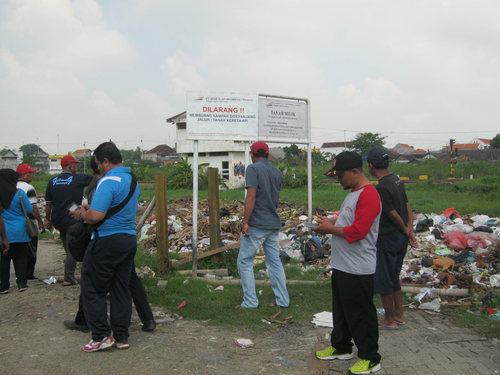 Warga menuntut TPS Gilang di tutup (Foto: Totok/ngopibareng.id)