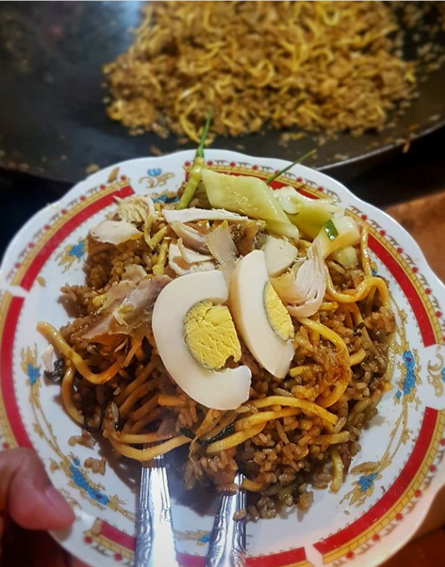 Menu hanya dua. Mie Jawa (goreng dan nyemek) dan nasi goreng. Pesannya pilih yang dimasak berikutnya andaikan ogah mengantri lama. (Foto:Istimewa/Instagram Happy Suhadi)