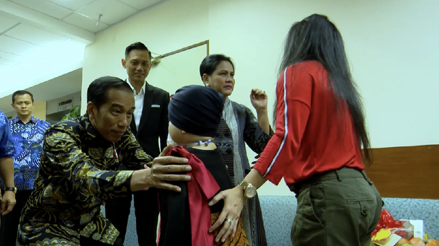 Shakira Aurum (tampak belakang) saat dijenguk Presiden Jokowi dan Ibu Negara Iriana di National University Hospital, Singapura, Kamis 21 Februari 2019. (foto: Instagram @denadaindonesia)