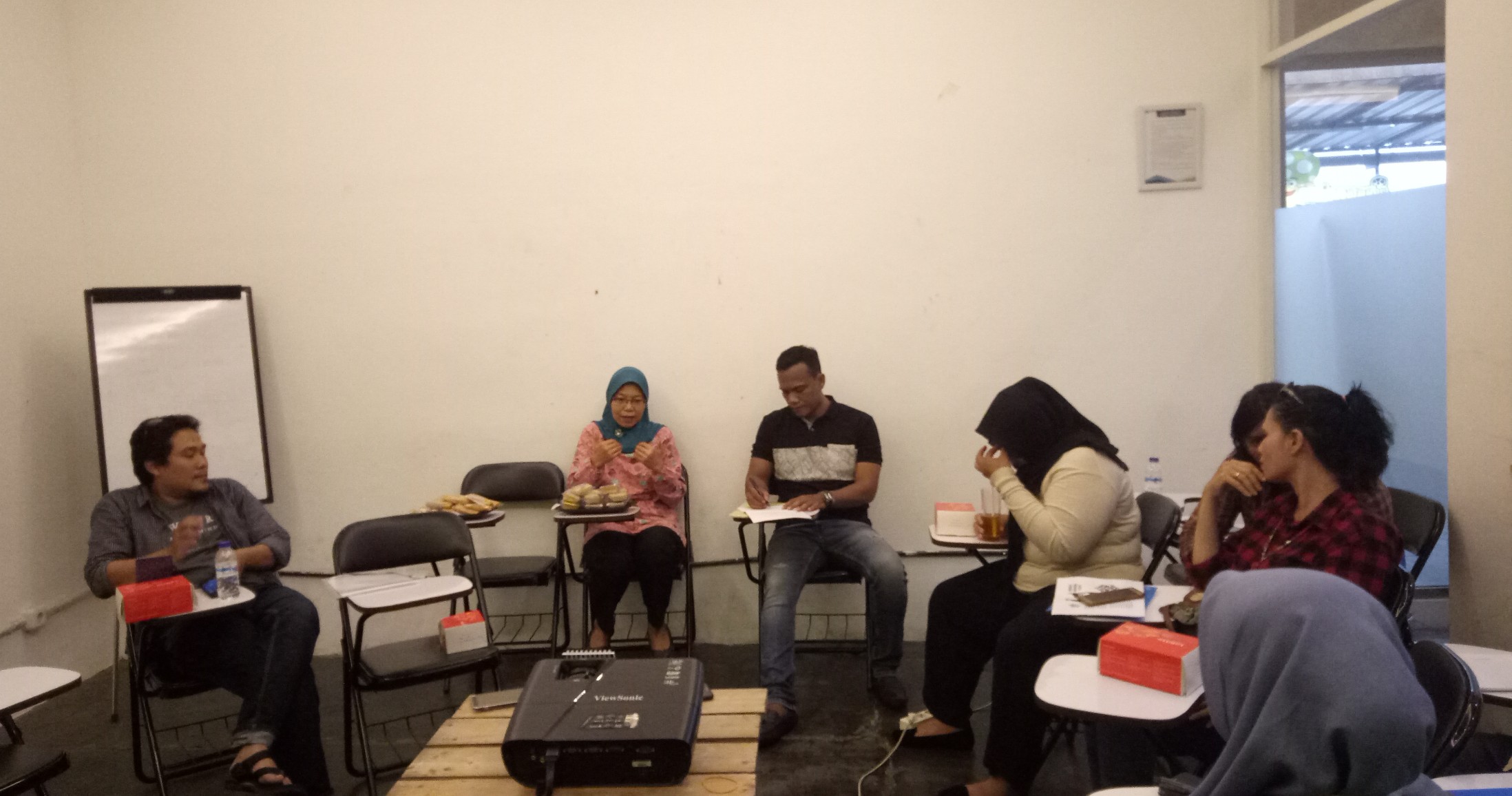 Suasana diskusi HIV/ AIDS dengan Komunitas HIV juga media co-working Satu Atap Surabaya, Jumat 22 Februari 2019. (Foto: pita/ngopibareng.id) 