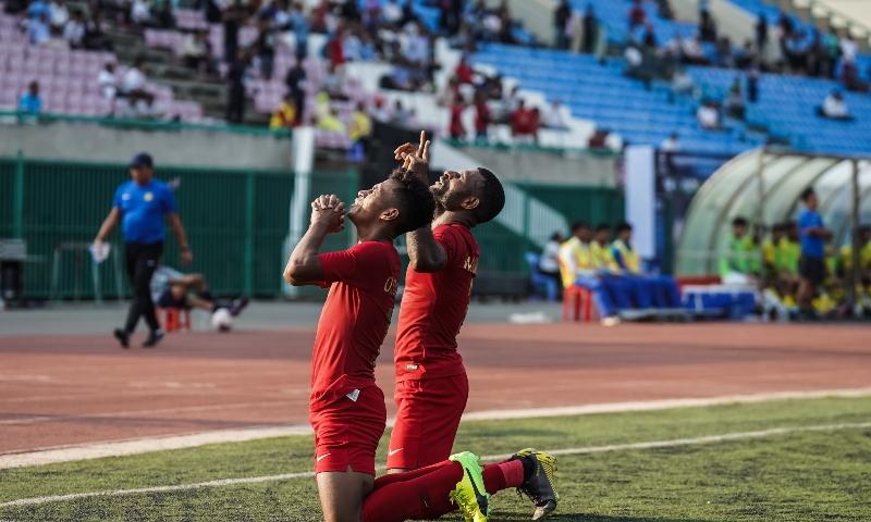 Striker Timnas Indonesia U-22 Marinus Waniemar (kanan) melakukan selebrasi setelah berhasil mencetak gol ke gawang Malaysia, dalam laga penyisihan grup B Piala AFF 2019, di Olympic Stadium, Phnom Penh, Kamboja. (Foto: AFF)