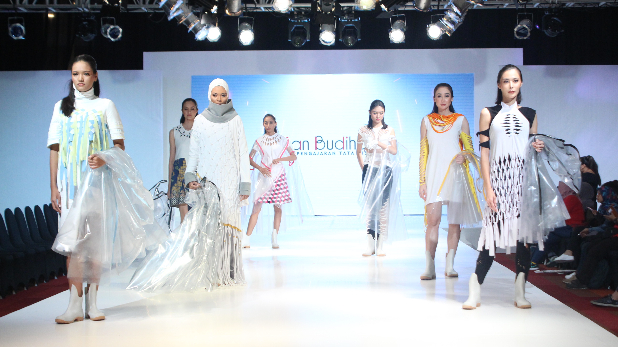 Busana rancangan siswa siswi LPTB Susan Budihardjo dalam acara graduation fasion show. (Foto: istimewa)  