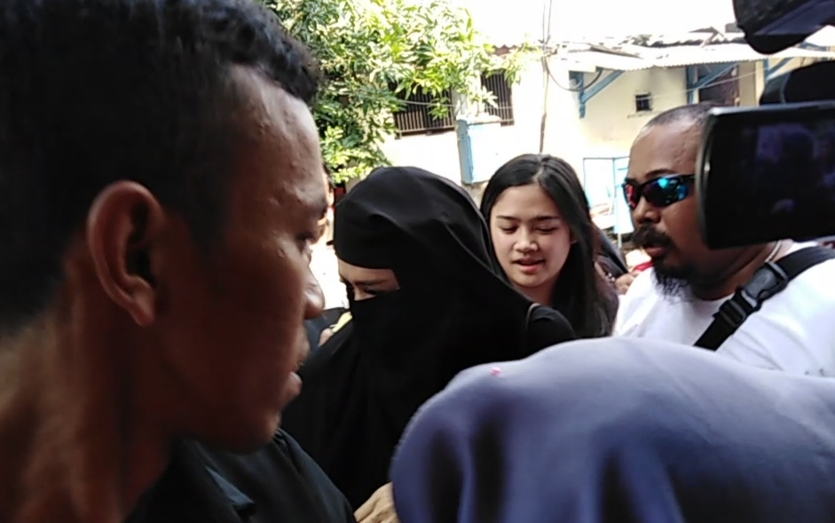 Mulan Jameela saat tiba di Rutan Klas 1 Surabaya, Sabtu, 23 Februari 2019. (Foto: Farid/ngopibareng.id) 