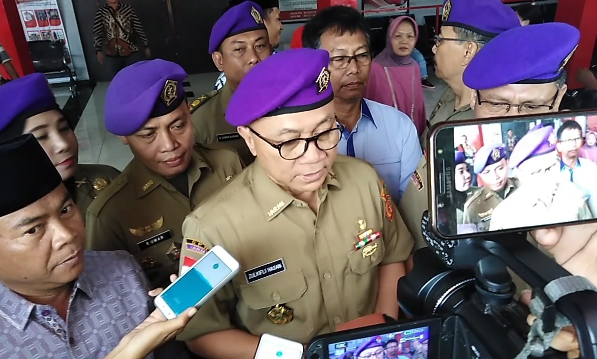 Zulkifli Hasan seusai membesuk Ahmad Dhani di Rutan Klas 1 Surabaya, Medaeng, Sidoarjo, Sabtu, 23 Februari 2019. (Foto: Farid/ngopibareng.id) 