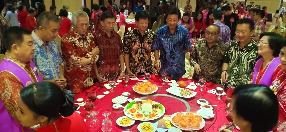 Ongko Digdoyo (kiri) bersama para tokoh anggota Longevitology Surabaya.
