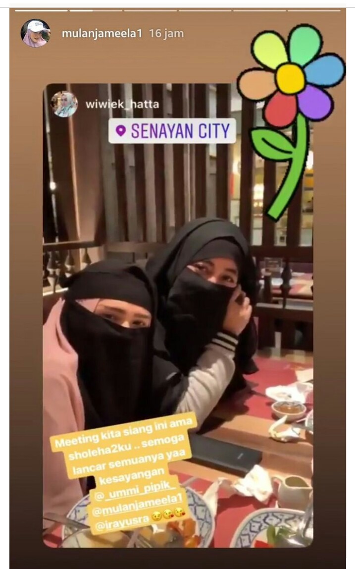 Mulan Jameela (kiri) saat makan bersama Umi Pipik.