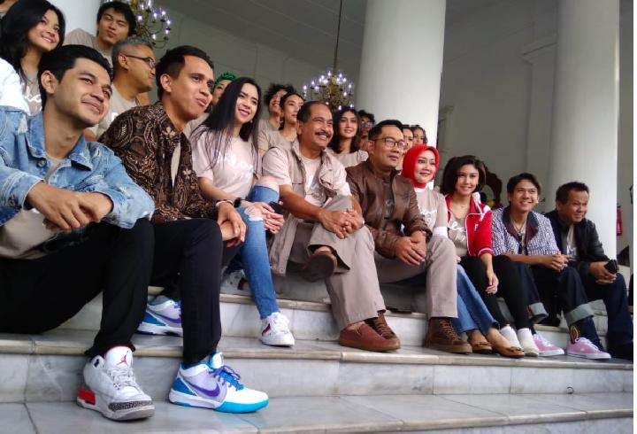 Pemain Dilan 1991 bersama Gubernur Jawa Barat Ridwan Kamil.