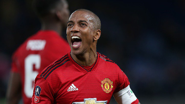 Ashley Young memimpin rekan-rekan inginnya saat menjamu Liverpool. (Foto: Twitter/@ManUtd)