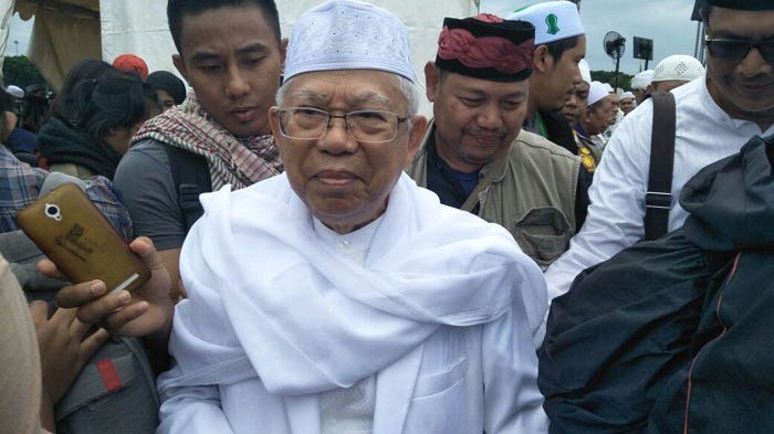 KH Ma'ruf Amin melayani keterangan pada awak media. (foto: dok ngopibareng.id)