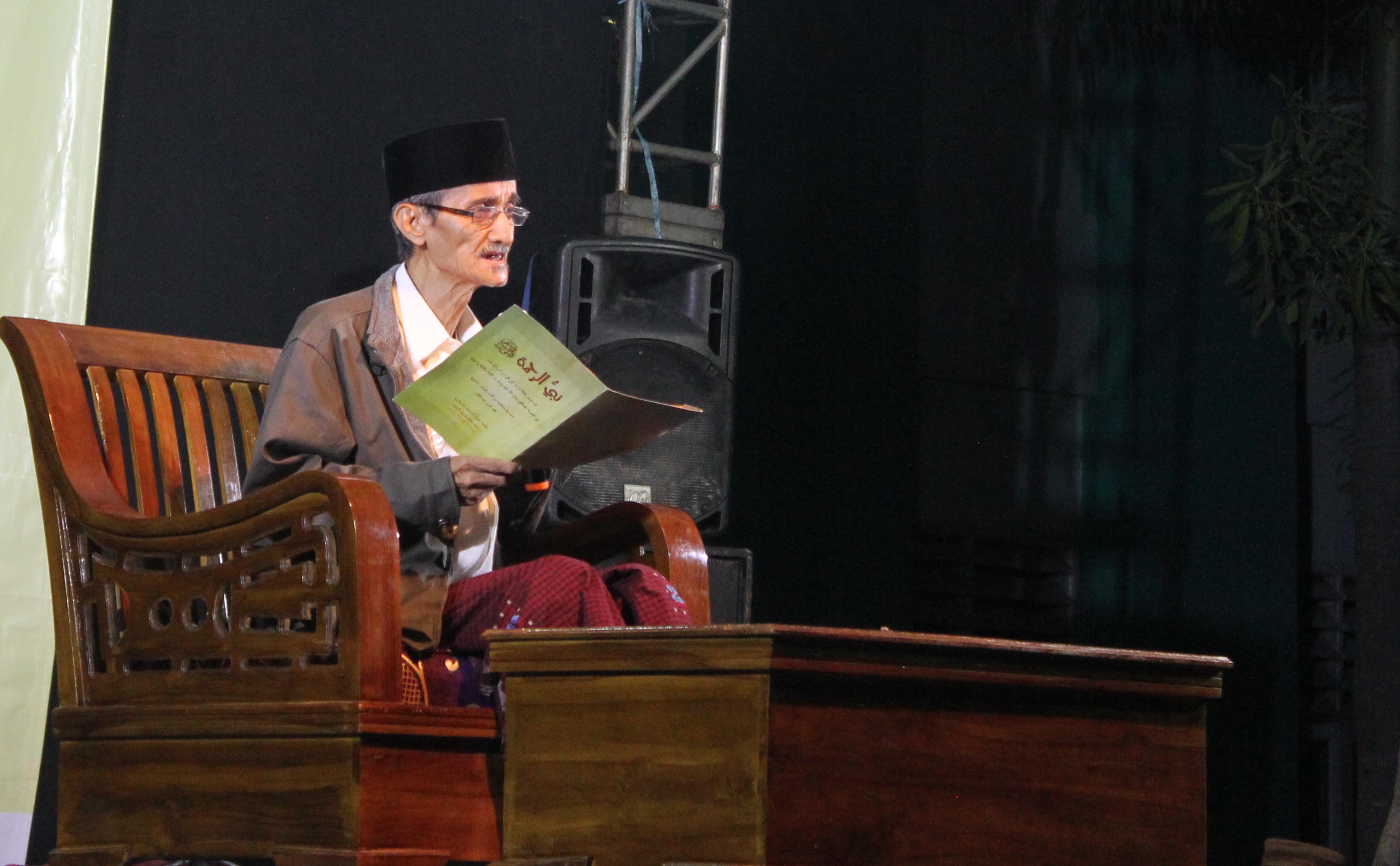 KH Husein Muhammad saat memberi pengajian di depan para santri di pesantrennya. (Foto: dok ngopibareng.id)