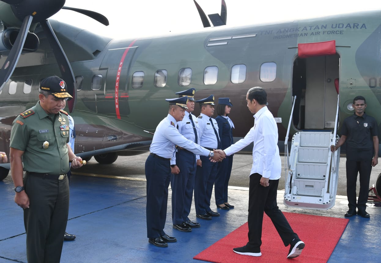 Kepala Negara beserta rombongan lepas landas menuju Kabupaten Cilacap dengan menggunakan Pesawat CN 295 TNI AU melalui Pangkalan TNI AU Halim Perdanakusuma Jakarta, pada pukul 08.00 WIB. (Foto: Setpres)