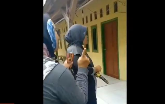 Capture tiga perempuan yang berusaha memprovokasi seorang kakek agar tidak memilih Jokowi pada Pilpres. (Foto: capture/YouTube)