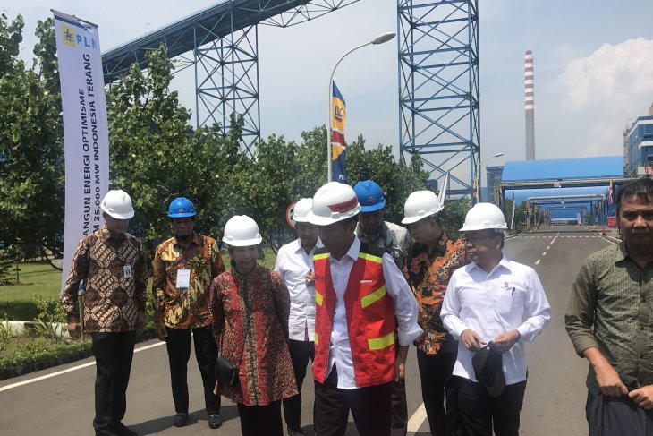  Presiden Joko Widodo (Jokowi) meninjau Pembangkit Listrik Tenaga Uap Ekspansi 1x660 MW yang terletak di Desa Karangkandri, Slarang dan Manganti, Cilacap, Jawa Tengah, Senin 25 Maret 3019. (Foto: Antara/Hanni Sofia)