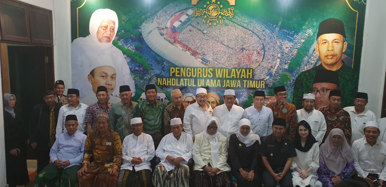 Foto bersama Gubernur Jawa Timur Khofifah Indar Parawansa bersama jajaran PWNU Jawa Timur, Senin 25 Februari 2019. (Foto: pwnujatim for ngopibareng.id)