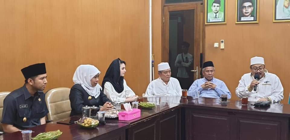 Gubernur Jawa Timur Khofifah Indar Parawansa dalam pertemuan bersama para kiai dan ulama di PWNU Jawa Timur, Senin 25 Februari 2019. (Foto: pwnujatim for ngopibareng.id)