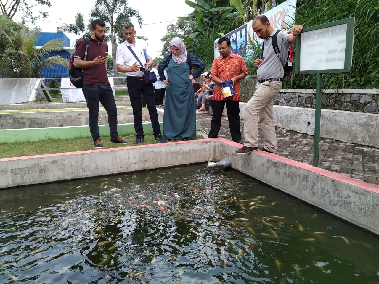 Sejumlah mahasiswa asal Palestina belajar budidaya perikanan di Universitas Muhamdiyah Malang, Senin, 25 Februari 2019. (Foto: Fajar/ngopibareng.id)