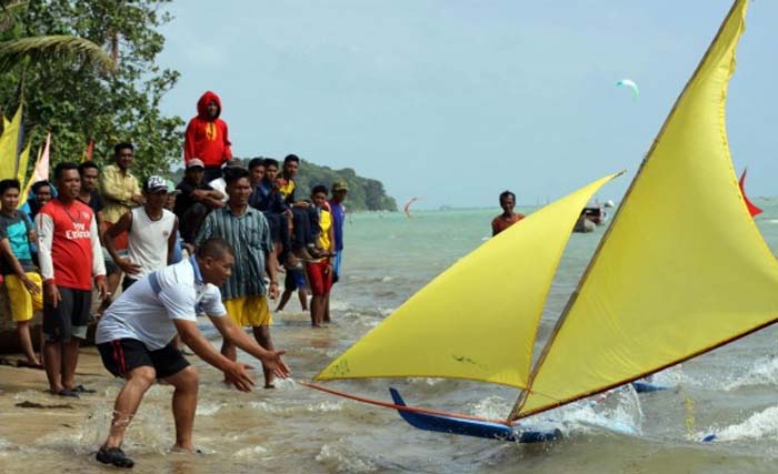 Seorang peserta lomba melepasnya jongnya di Pantai Tanjung Mak Dare Kampung Melayu, Batam. (Foto:KepriPLH)