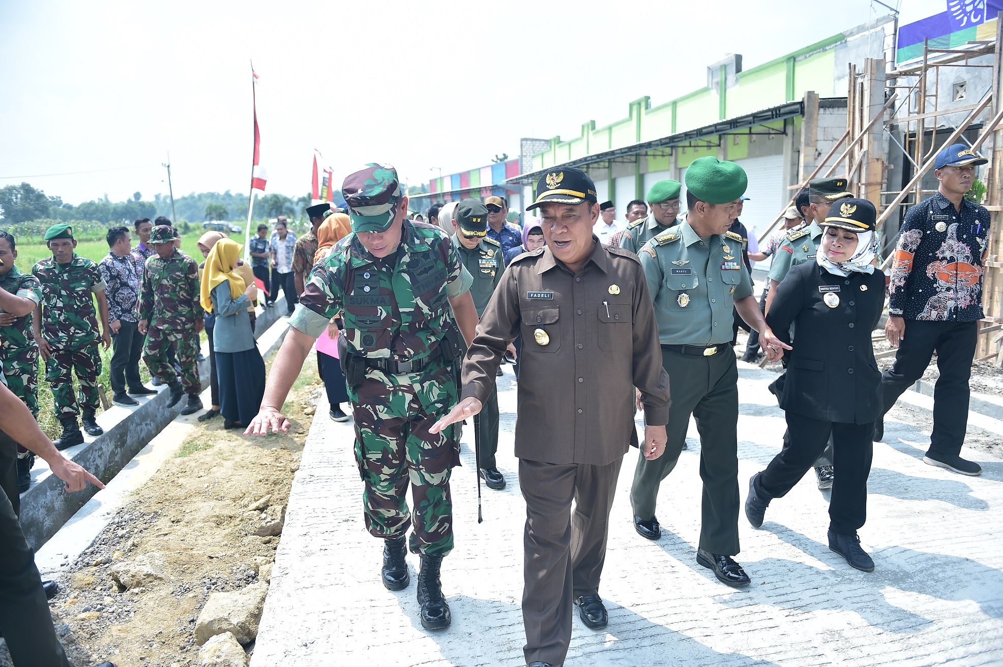 Bupati Lamongan Fadeli meninjau TMMD di Desa Kelorarum (Foto: Totok/Ngopibareng.id)